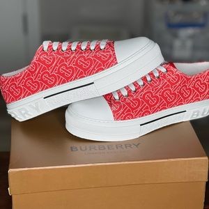Burberry TB monogram Low-Top sneakers
Brand new, box, dust bag ...
Size EU 42